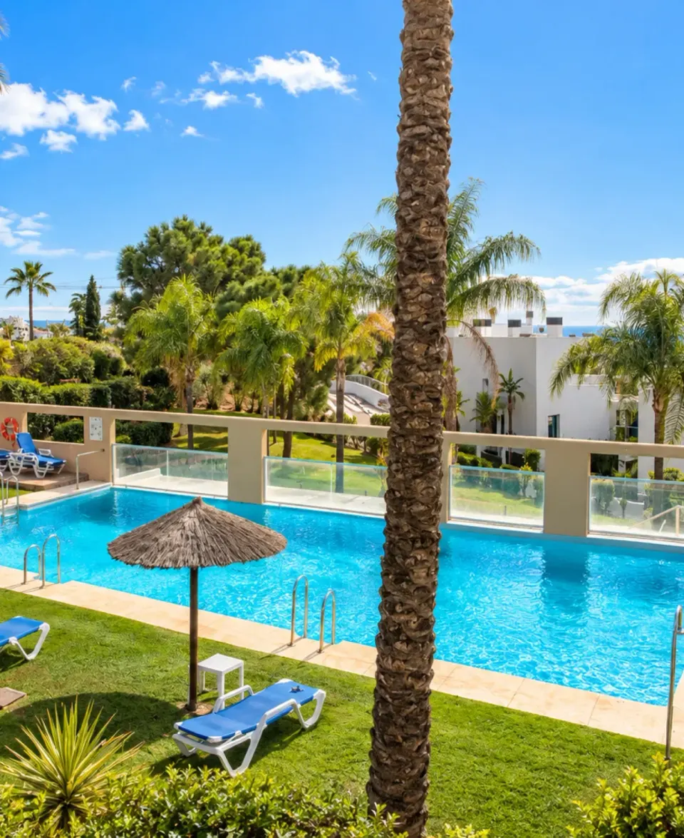 Apartamento de 2 dormitorios orientado al sur con terraza de 29 m², La Resina Golf, Estepona
