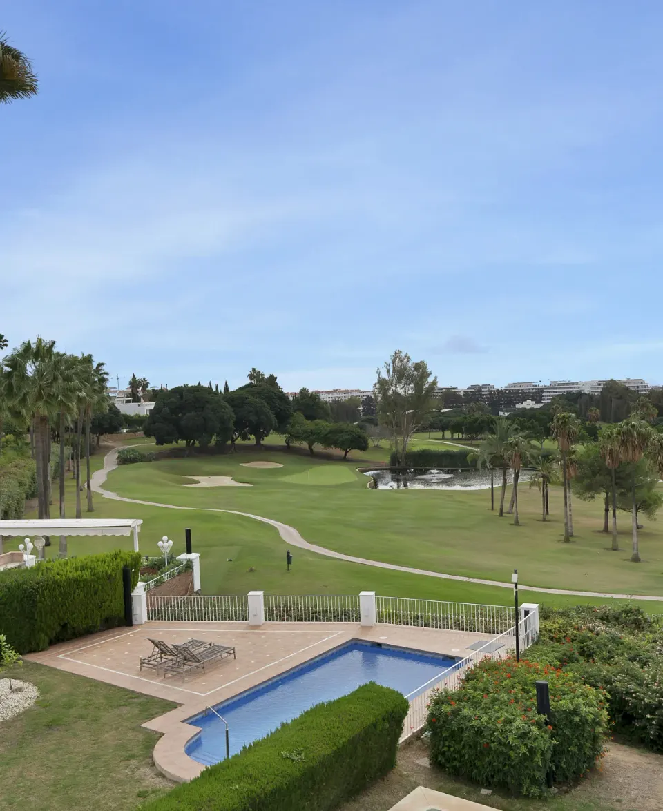 Alcores del Golf — Apartamento en Nueva Andalucía