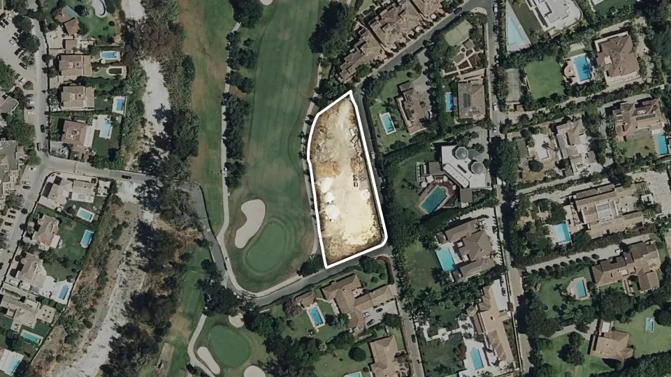 Parcela en primera línea de golf con proyecto de villa, Guadalmina Baja