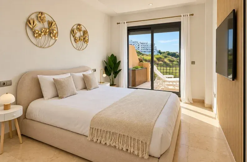 Apartamento de 2 dormitorios orientado al sur con terraza de 29 m², La Resina Golf, Estepona