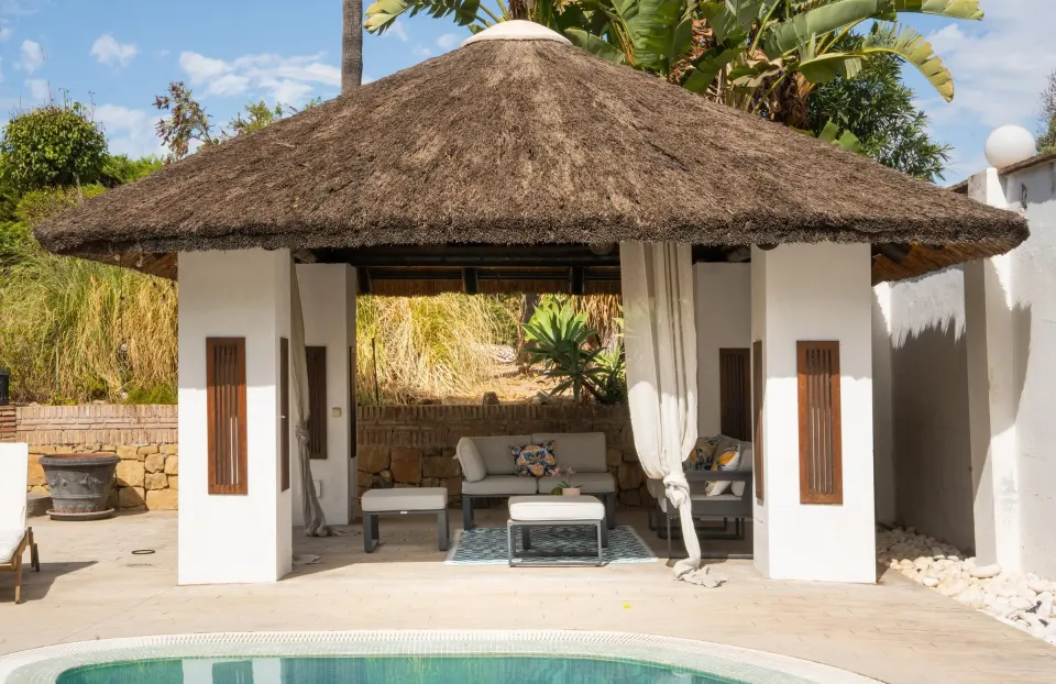 Villa de cinco dormitorios con spa, gimnasio y putting green en Nueva Andalucía — Alquiler de larga temporada