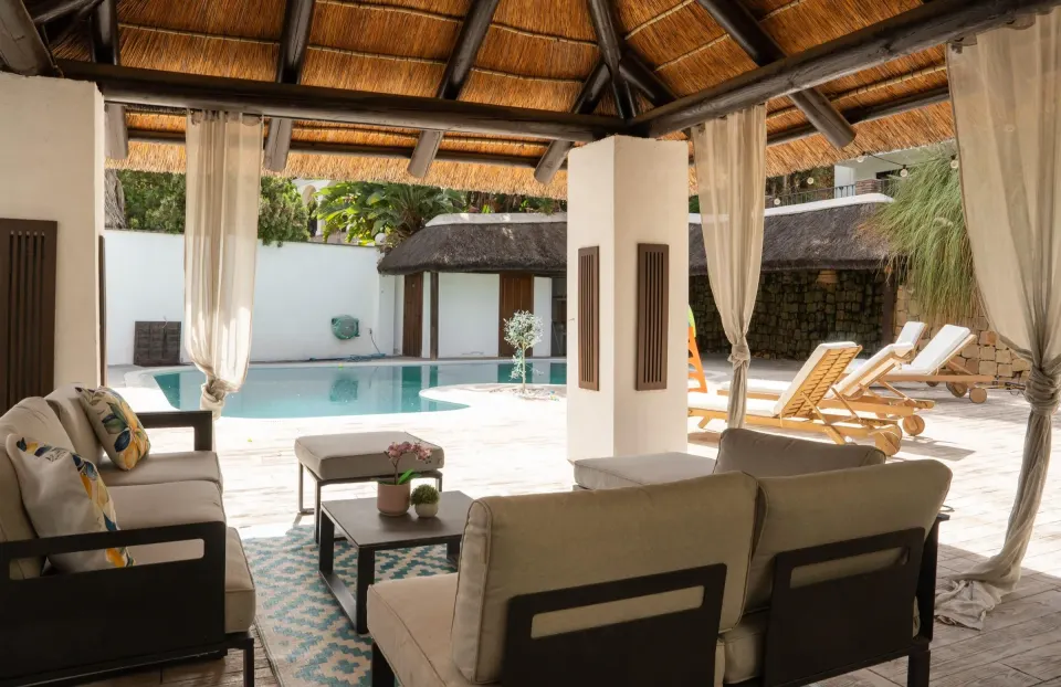 Villa de cinco dormitorios con spa, gimnasio y putting green en Nueva Andalucía — Alquiler de larga temporada