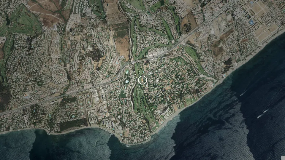Parcela en primera línea de golf con proyecto de villa, Guadalmina Baja