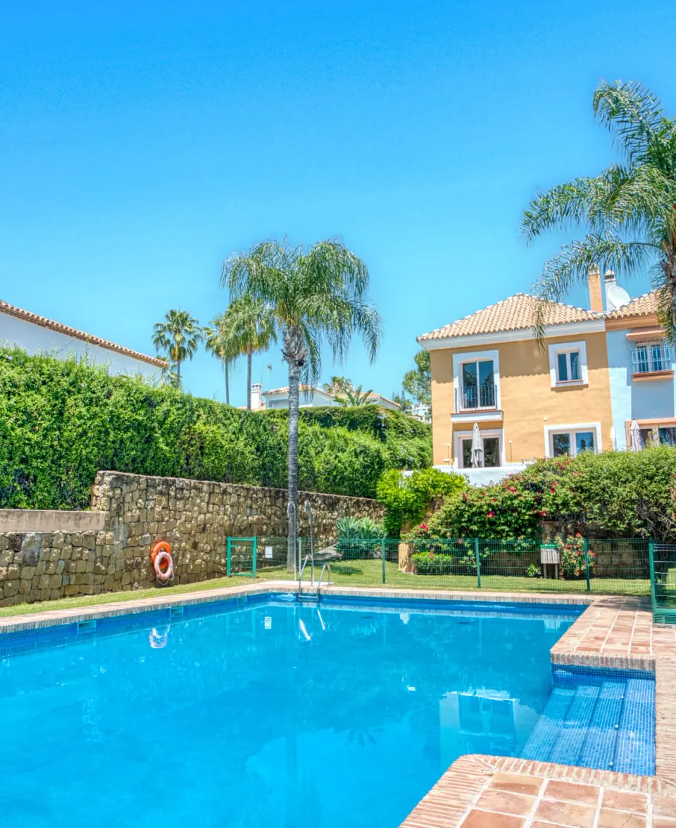 Aloha Lake Village — Adosado en Nueva Andalucía