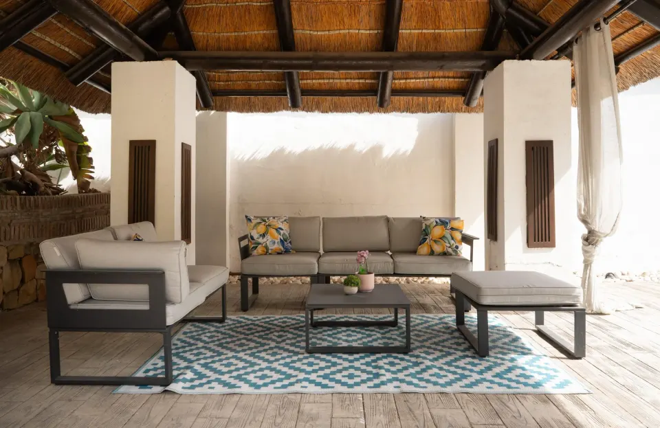 Villa de cinco dormitorios con spa, gimnasio y putting green en Nueva Andalucía — Alquiler de larga temporada