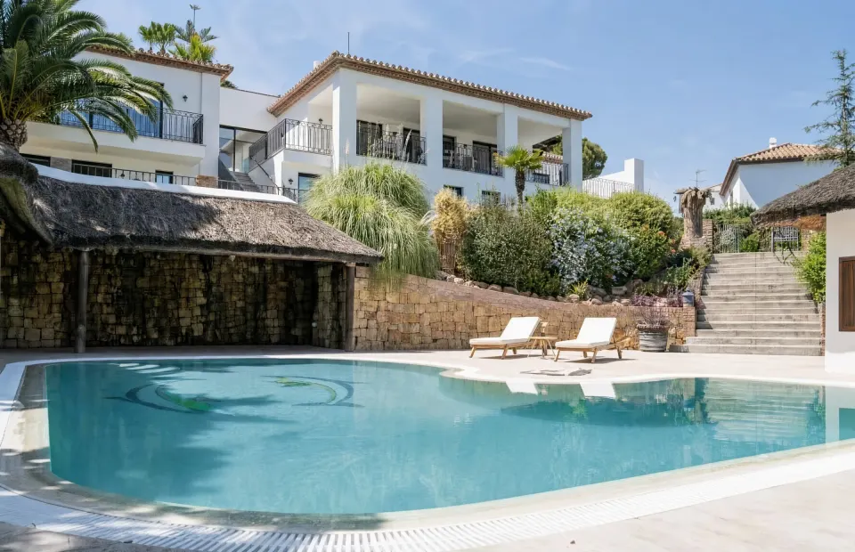 Villa de cinco dormitorios con spa, gimnasio y putting green en Nueva Andalucía — Alquiler de larga temporada